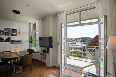 Ferienwohnung Hafenkino Waren (Müritz) - Wohnzimmer mit Balkon  Hafenkino