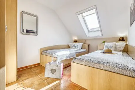 Schlafzimmer mit zwei Einzelbetten Residenz am Strand Seeschwalbe - Wohnung 4-62