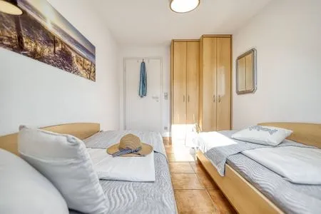 Schlafzimmer mit zwei Einzelbetten und Kleiderschrank Residenz am Strand Seeschwalbe - Wohnung 4-62