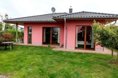 Blick auf die Rückseite mit Terrasse  Wuschels Hütt