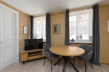 Ferienwohnung Hochzeitskoje Waren Wohnzimmer mit TV und Esstisch  Hochzeitskoje