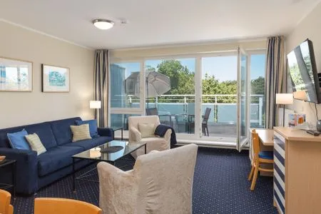 Ferienwohnung Seestern Zingst Wohnzimmer mit Blick zum Balkon  Seestern