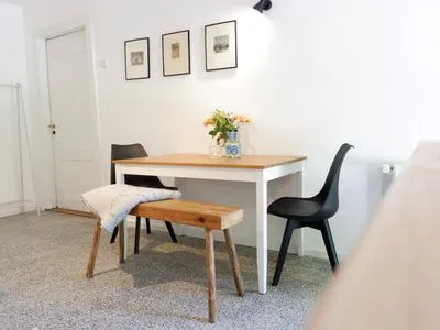 Essbereich mit Blick in den großen Garten Appartement Reethus Koppelkiek