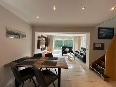 Gemütliches Wohnzimmer ideal für entspannende Abende. Flipper