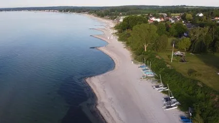 Genießen Sie den perfekten Tag am traumhaften Strand mit kristallklarem Wasser. Flipper