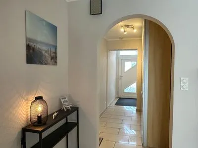 Willkommen im stilvollen Flur mit eleganter Beleuchtung. Flipper