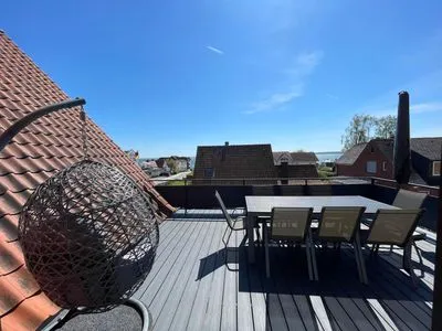 Genießen Sie entspannte Stunden auf der großzügigen Dachterrasse mit herrlicher Aussicht. Robbe