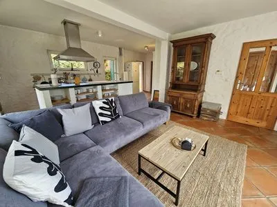 Entspannen Sie in diesem stilvollen Wohnzimmer mit modernem Flair und gemütlicher Ausstattung. Haus Horizont