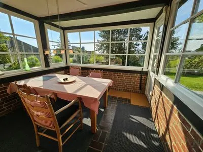 Genießen Sie entspannte Stunden in diesem hellen Essbereich mit Ausblick! Haus Horizont