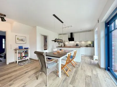 Entdecken Sie die stilvolle Küche mit einem einladenden Essbereich, perfekt für gesellige Abende! Haus Schiffchen