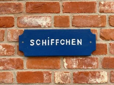 Entdecken Sie unser charmantes Schild 'Schiffchen' für ein maritimes Flair. Haus Schiffchen