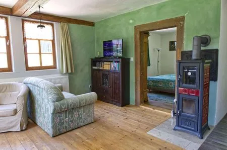 Wohnzimmer mit Ofen und TV Ferienwohnung Teichblick