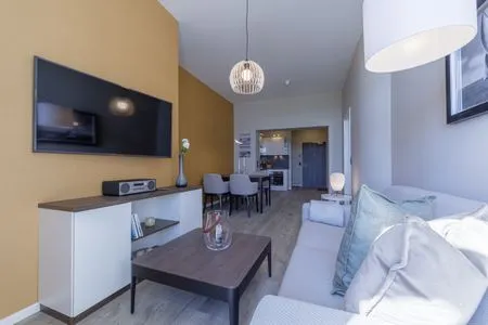 Ferienwohnung Ostseequartier Ostseebad Wustrow Wohnzimmer mit Blick zur Küche  Ostseequartier
