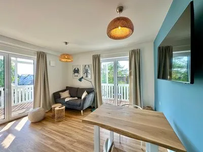 Gemütliches Wohnzimmer mit moderner Ausstattung. Ideal zum Entspannen oder Essen. Salt & Sand Haffkrug Salt & Sand Wohnung Sea