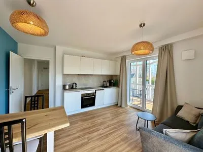 Moderne Küche mit Essbereich Salt & Sand Haffkrug Salt & Sand Wohnung Sea