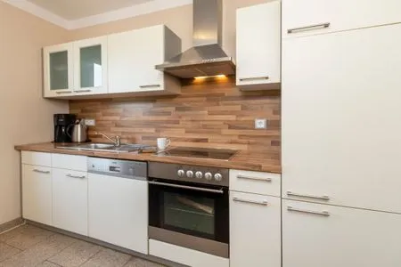 Küche / Küchenzeile FeWo Wellenspiel - Kamin, Sauna, Meerblick