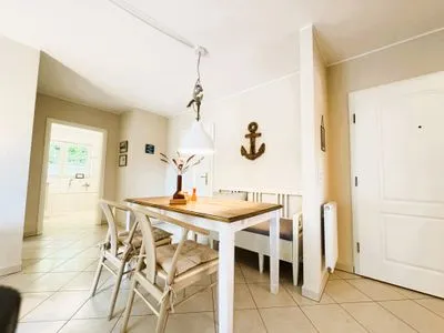 Gemütlicher Essbereich im Wohnzimmer Strandquartier L. A.