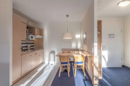 Ferienwohnung Krosse Krabbe Zingst - Küchenzeile mit Essecke  Krosse Krabbe