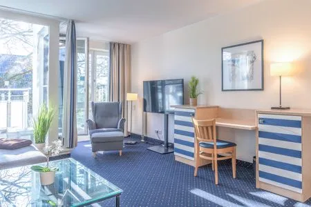 Ferienwohnung Krosse Krabbe Zingst - Wohnzimmer mit TV und Blick ins Grüne  Krosse Krabbe