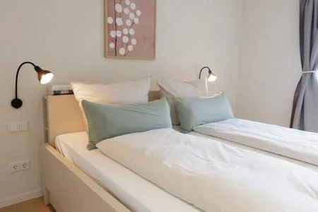 Schlafzimmer zur Feldseite mit ausziehbarem Doppel-/Familienbett Ferienhaus Landliv Hus