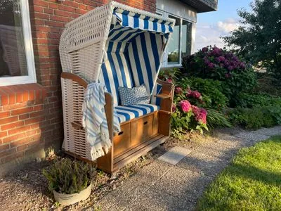Abendsonne im Strandkorb mitten im idyllischen Bauerngarten Ferienhaus Landliv Hus