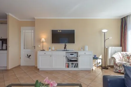 Ferienwohnung Apartment an der Seebrücke Zingst - Wohnzimmer mit TV  Apartment an der Seebrücke