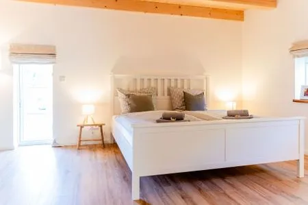Schlafzimmer mit Doppelbett (180x200cm) und Gartenblick Ferienwohnung Hanna im Reethus Mühlenlund