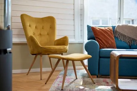 Ferienhaus Kugelhaus Südkugel am Tollensesee - Moderner gelber Sessel am Kamin  Kugelhaus Südkugel