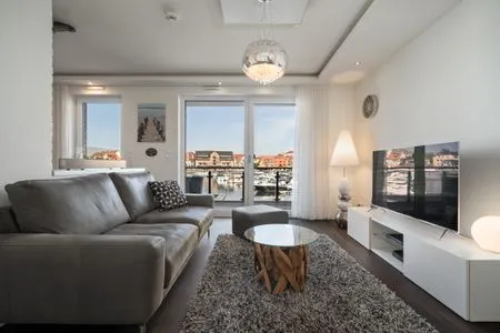 „Ferienwohnung First Marina View Waren (Müritz) - Helles Wohnzimmer mit direktem Hafenblick  First Marina View