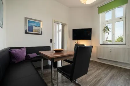 Ferienwohnung Altstadtapartment Carli Waren (Müritz) - heller Wohn- und Essbereich mit TV und gemütlicher Sitzecke  Altstadtapartment Carli