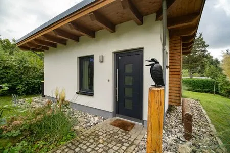 Ferienhaus Kleine Sommerliebe Waren (Müritz) -  Moderner Eingangsbereich mit Garten und dekorativem Metallvogel  Kleine Sommerliebe