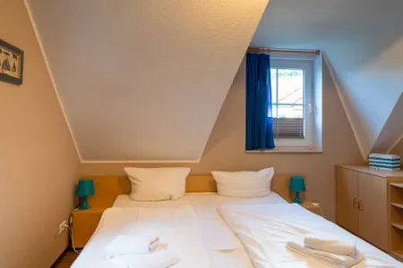 Schlafzimmer mit Doppelbett Am Deich Am Deich Haus 32