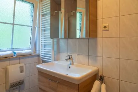 Badezimmer mit Waschbecken Am Deich Am Deich Haus 32