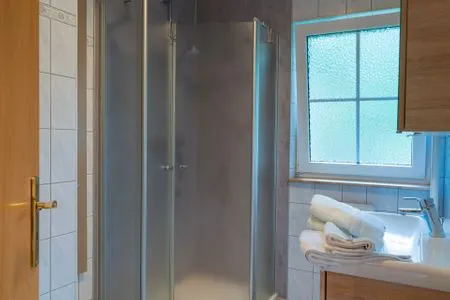 Badezimmer mit Dusche Am Deich Am Deich Haus 32