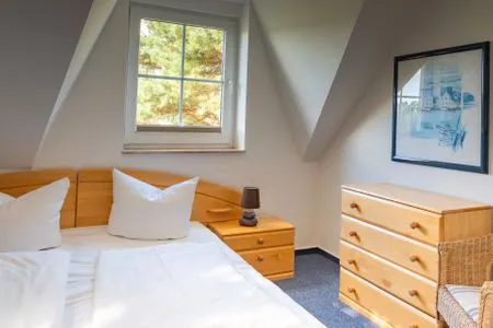 Schlafzimmer mit Doppelbett und Kommode Am Deich Am Deich Haus 36