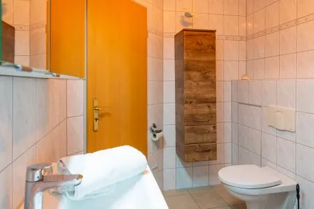 Badezimmer mit Waschbecken und Toilette Am Deich Am Deich Haus 36