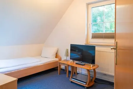 Schlafzimmer mit Einzelbetten und TV Am Deich Am Deich Haus 36