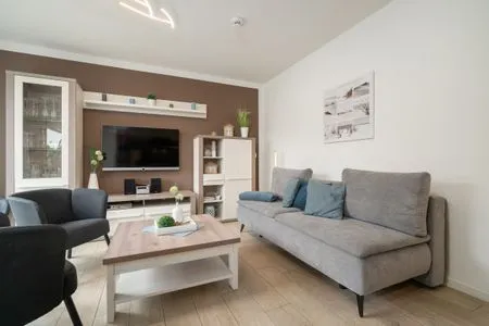 Ferienwohnung Müritztraum Waren (Müritz) - Modernes Wohnzimmer mit Sofa und TV  Müritztraum