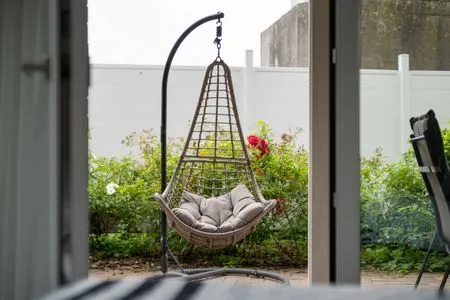 Ferienwohnung Müritztraum Waren (Müritz) - Entspannung im Hängesessel auf der Terrasse  Müritztraum