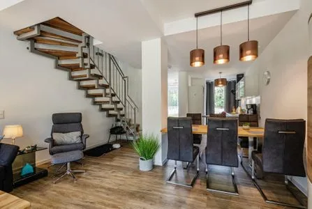 Wohn/Essbereich: Schlafsofa für 2 Personen, TV, Zugang zum Terrasse FeWo Ahoi in PRORA - 5.06