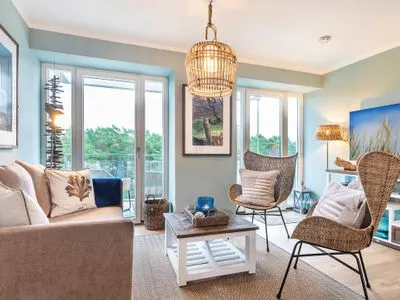 Wohnzimmer: Sofa, TV, Zugang zum Balkon FeWo Aquarius in PRORA - 4.41