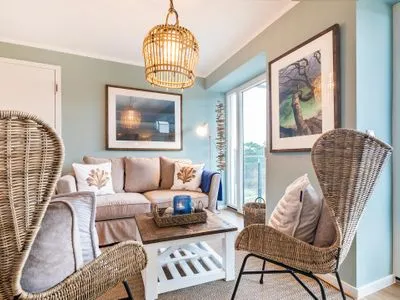 Wohnzimmer: Sofa, TV, Zugang zum Balkon FeWo Aquarius in PRORA - 4.41