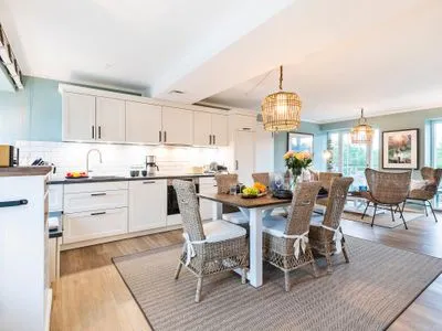 Wohnzimmer: Sofa, TV, Zugang zum Balkon FeWo Aquarius in PRORA - 4.41