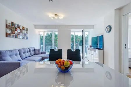 Wohn/Essbereich: Schlafsofa 160x200, TV, Zugang zum Balkon FeWo Arkonas Strandperle in PRORA - 5.23