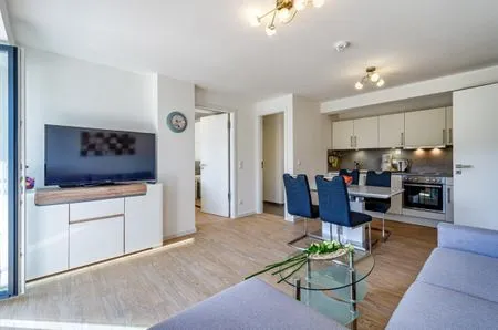 Wohn/Essbereich: Schlafsofa 160x200, TV, Zugang zum Balkon FeWo Arkonas Strandperle in PRORA - 5.23