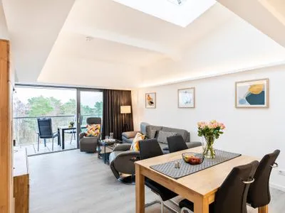 Wohn/Essbereich: Sofa, Sitzbereich, Essbereich, smartTV, Zugang zum Balkon FeWo Ausblick in PRORA - 8.52