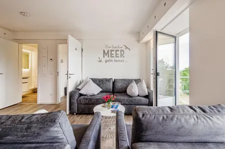 Wohn/Essbereich: Sofa, Sitzbereich, Essbereich, TV, Zugang zum Balkon FeWo Auszeit in PRORA - 9.42