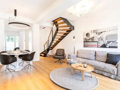 Wohn/Essbereich: Sofa, Sitzbereich, Essbereich, TV-Flachbild, Zugang zur Terrasse FeWo Baltic Beach Home in PRORA - 2.02