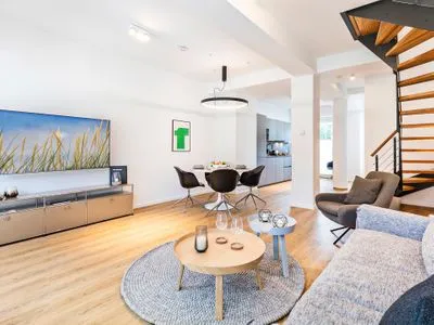 Wohn/Essbereich: Sofa, Sitzbereich, Essbereich, TV-Flachbild, Zugang zur Terrasse FeWo Baltic Beach Home in PRORA - 2.02