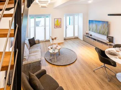 Wohn/Essbereich: Sofa, Sitzbereich, Essbereich, TV-Flachbild, Zugang zur Terrasse FeWo Baltic Beach Home in PRORA - 2.02